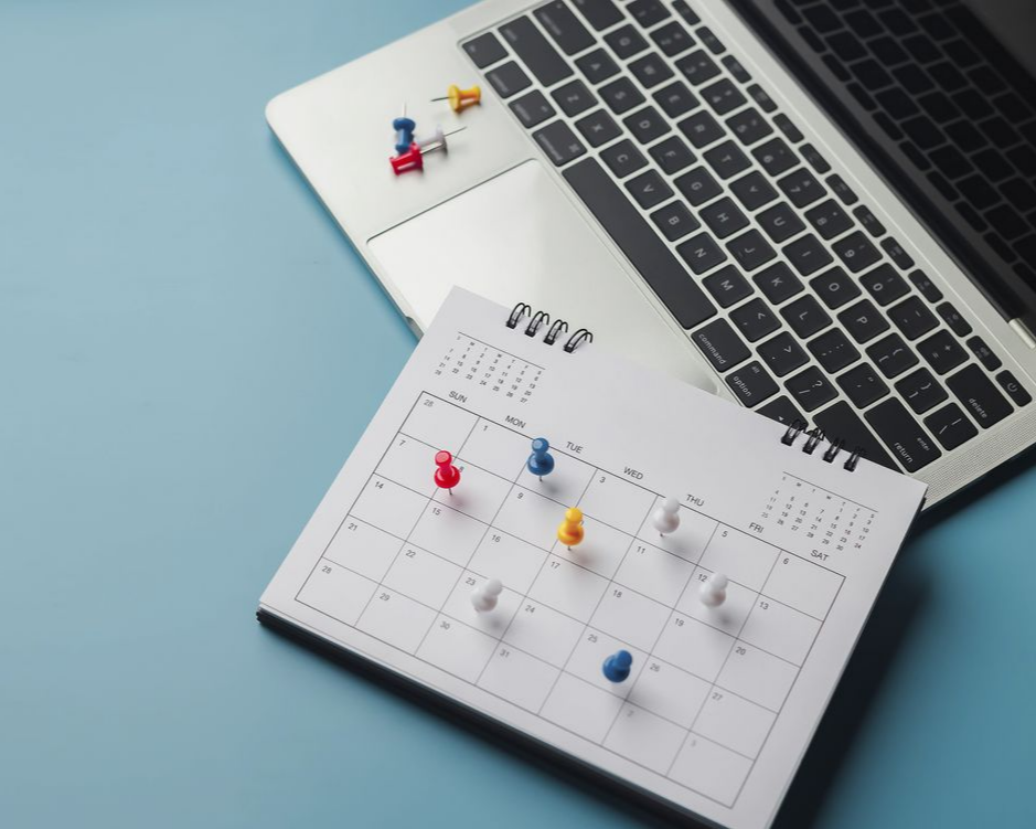 Un calendrier et un ordinateur