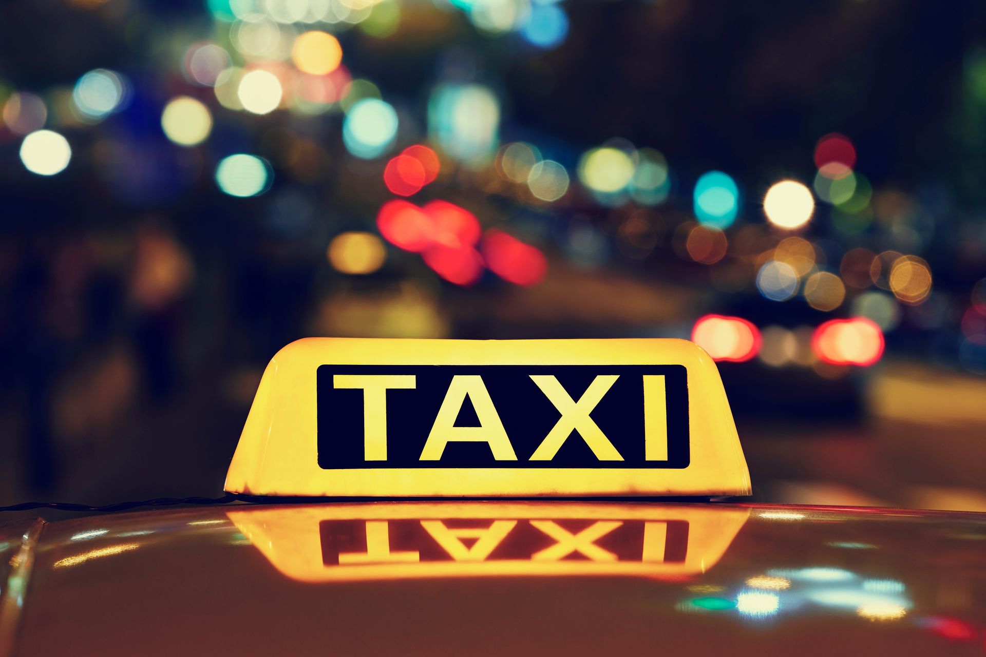 Enseigne de taxi sur une voiture