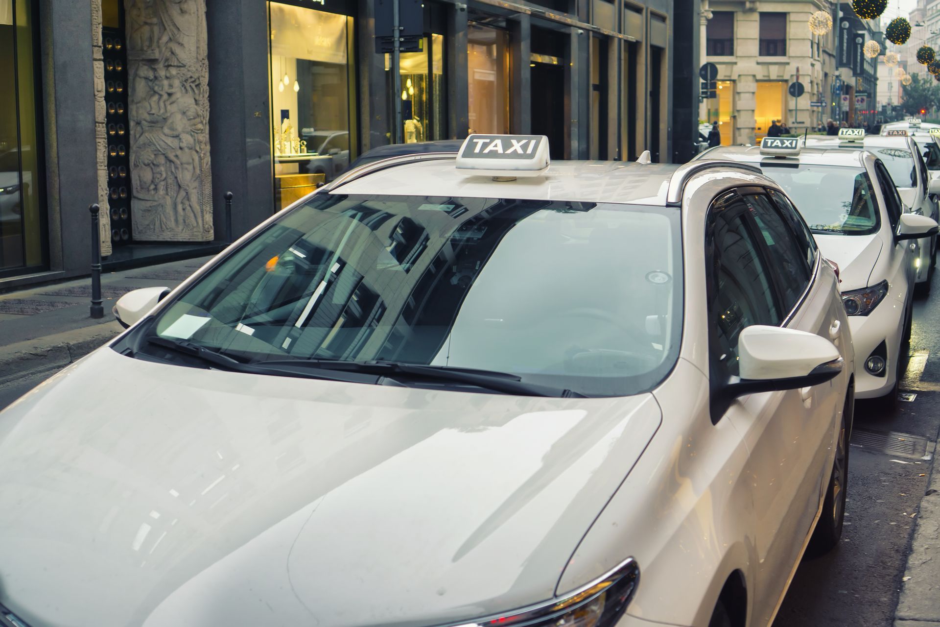 Une chaine de taxi blanc