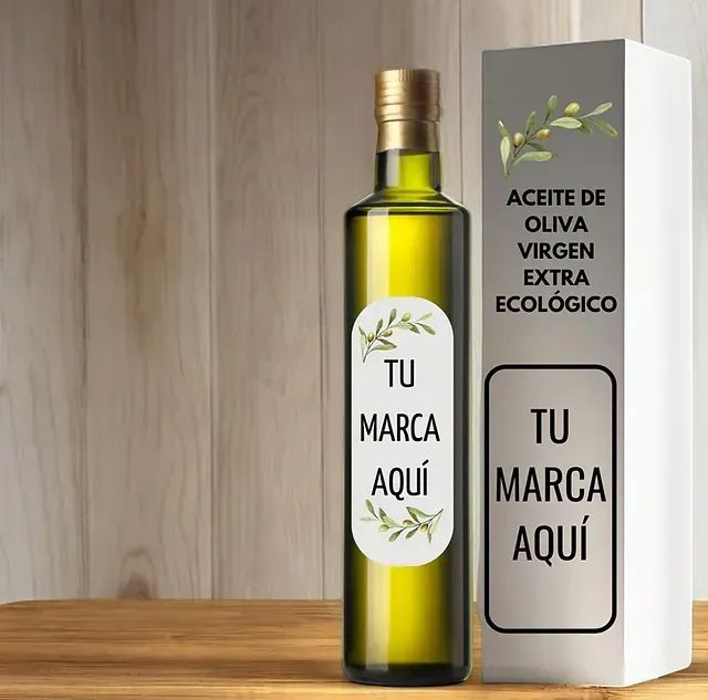 Botella de aceite de oliva con etiqueta y caja personalizadas; ambas con la leyenda
