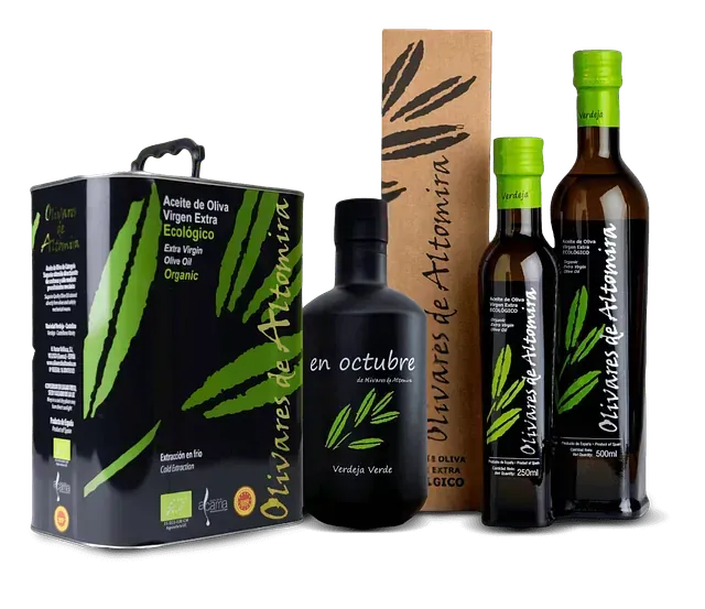 Cuatro botellas de aceite de oliva están una al lado de la otra