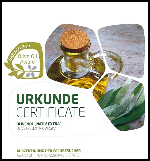 Una botella de aceite de oliva con un corcho encima.