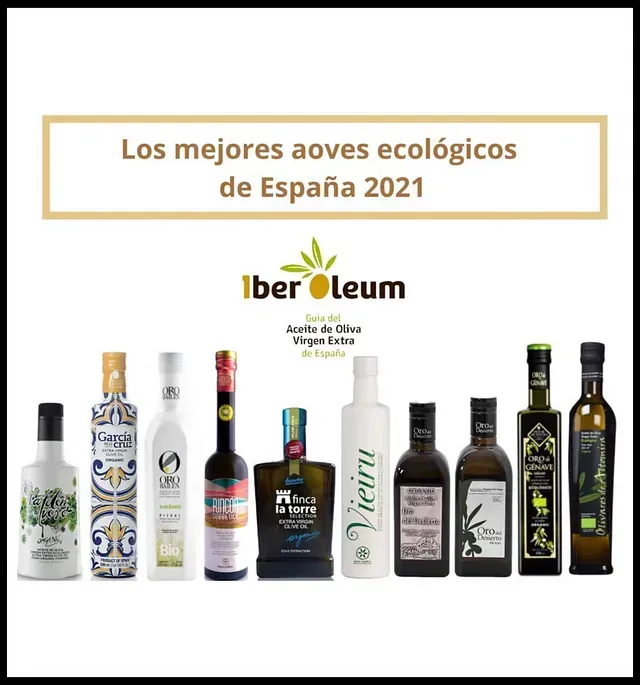 Un grupo de botellas de aceite de oliva están alineadas en fila.