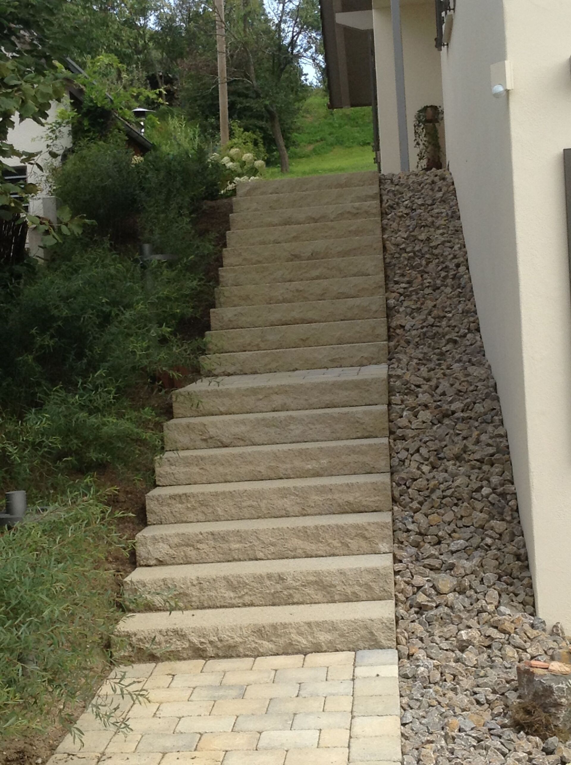 Eine Treppe, die zu einem Haus hinaufführt