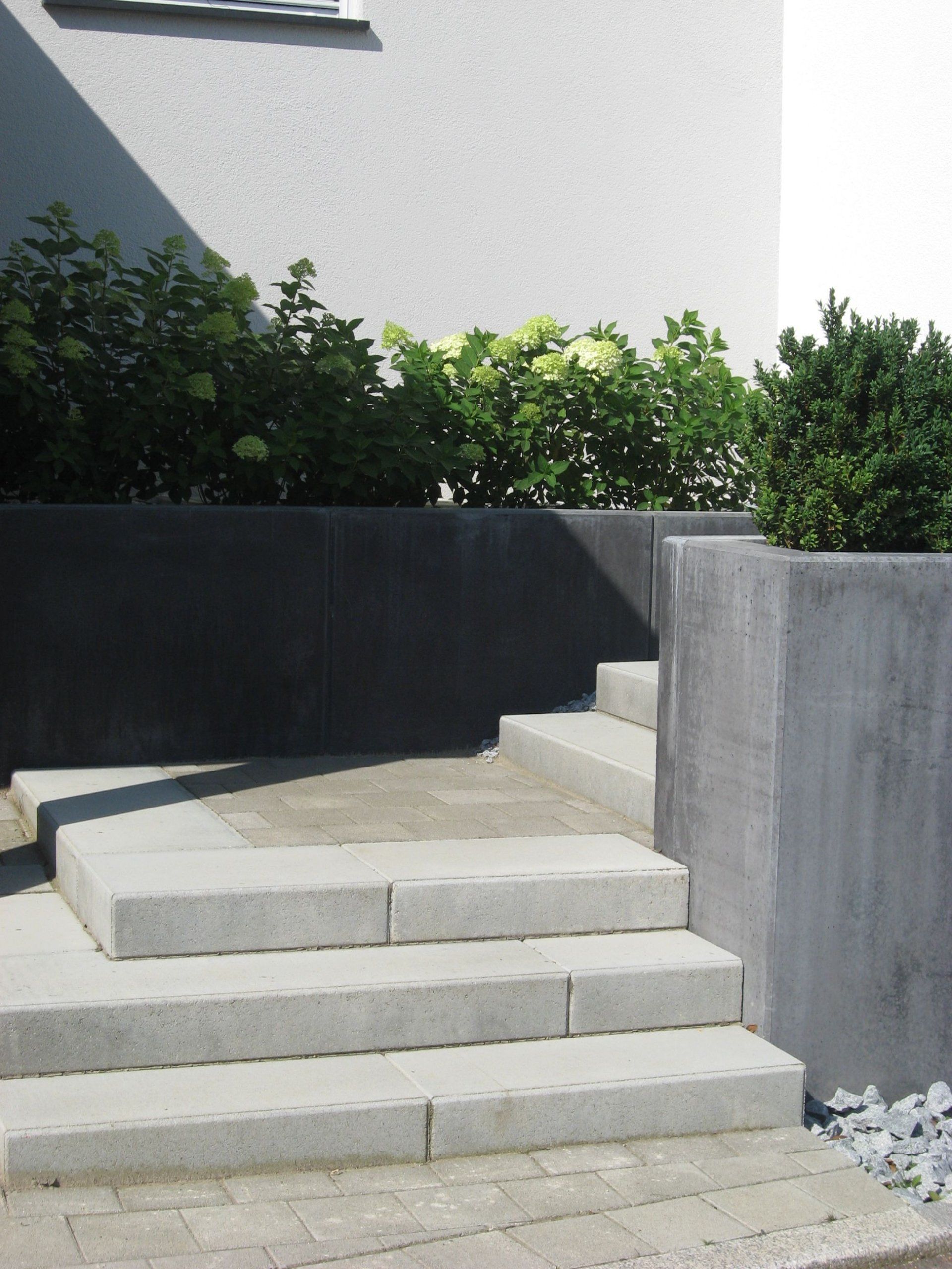 Eine Treppe, die zu einem Gebäude hinaufführt