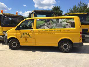 Auf einem Parkplatz steht ein gelber Lieferwagen von Hepperle Gartenbau