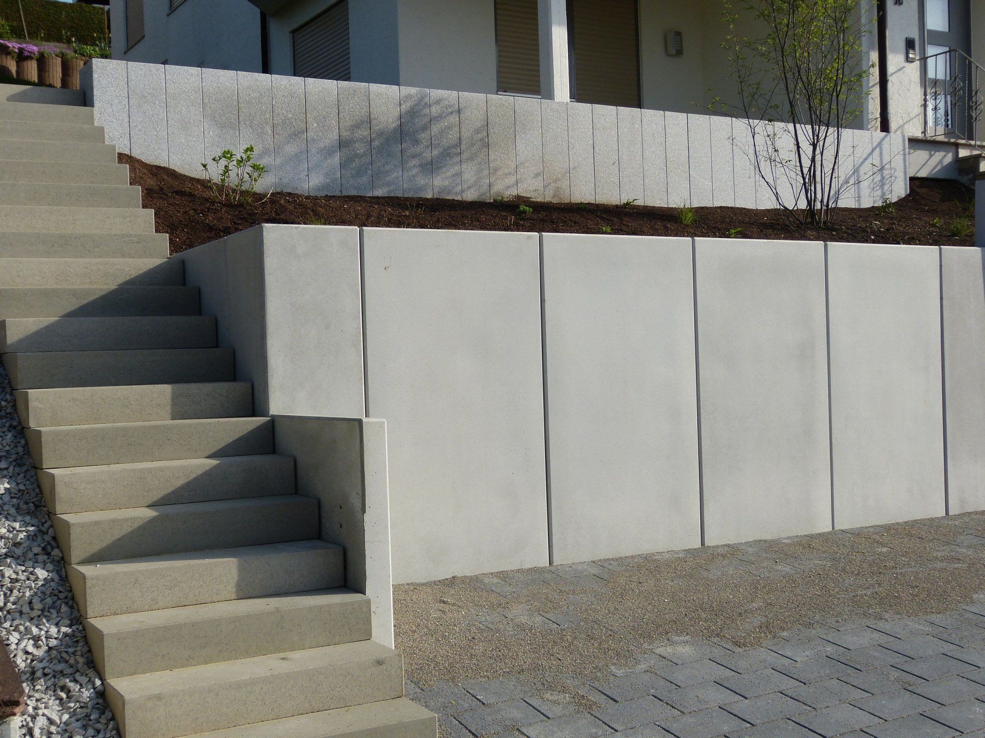 Eine Reihe von Betontreppen, die zu einem Haus führen