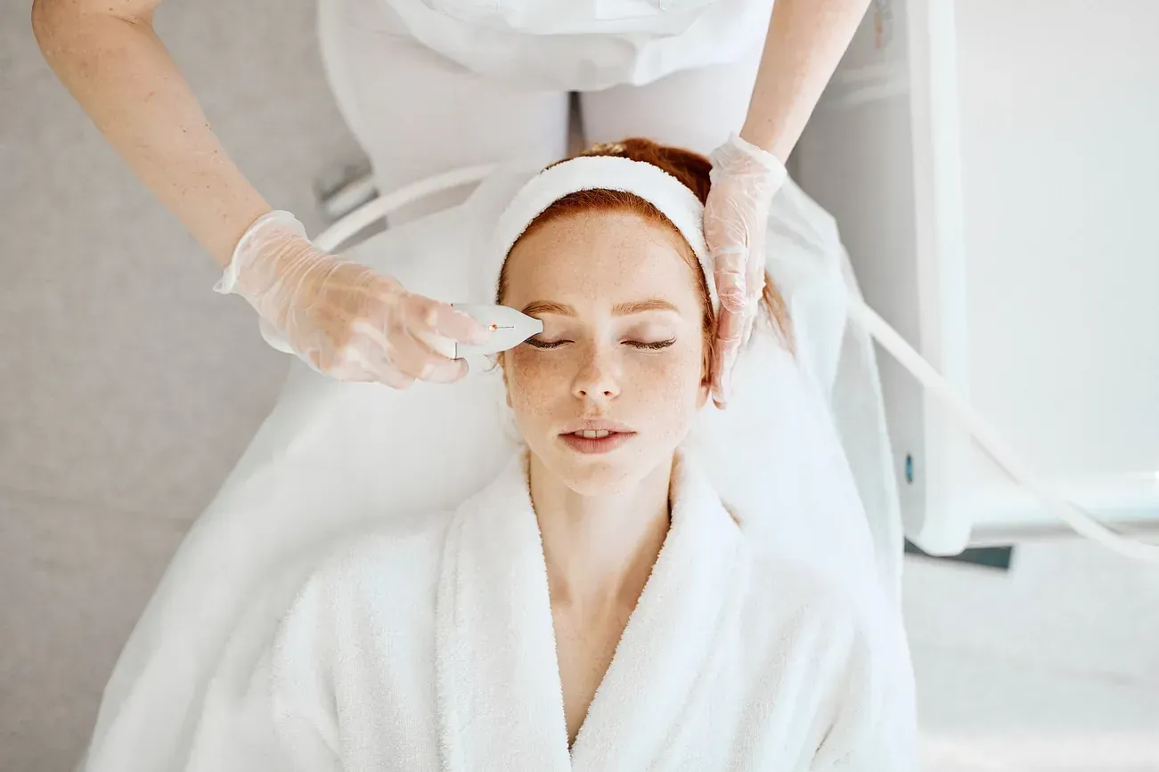 Una mujer está recibiendo un tratamiento facial en un salón de belleza.