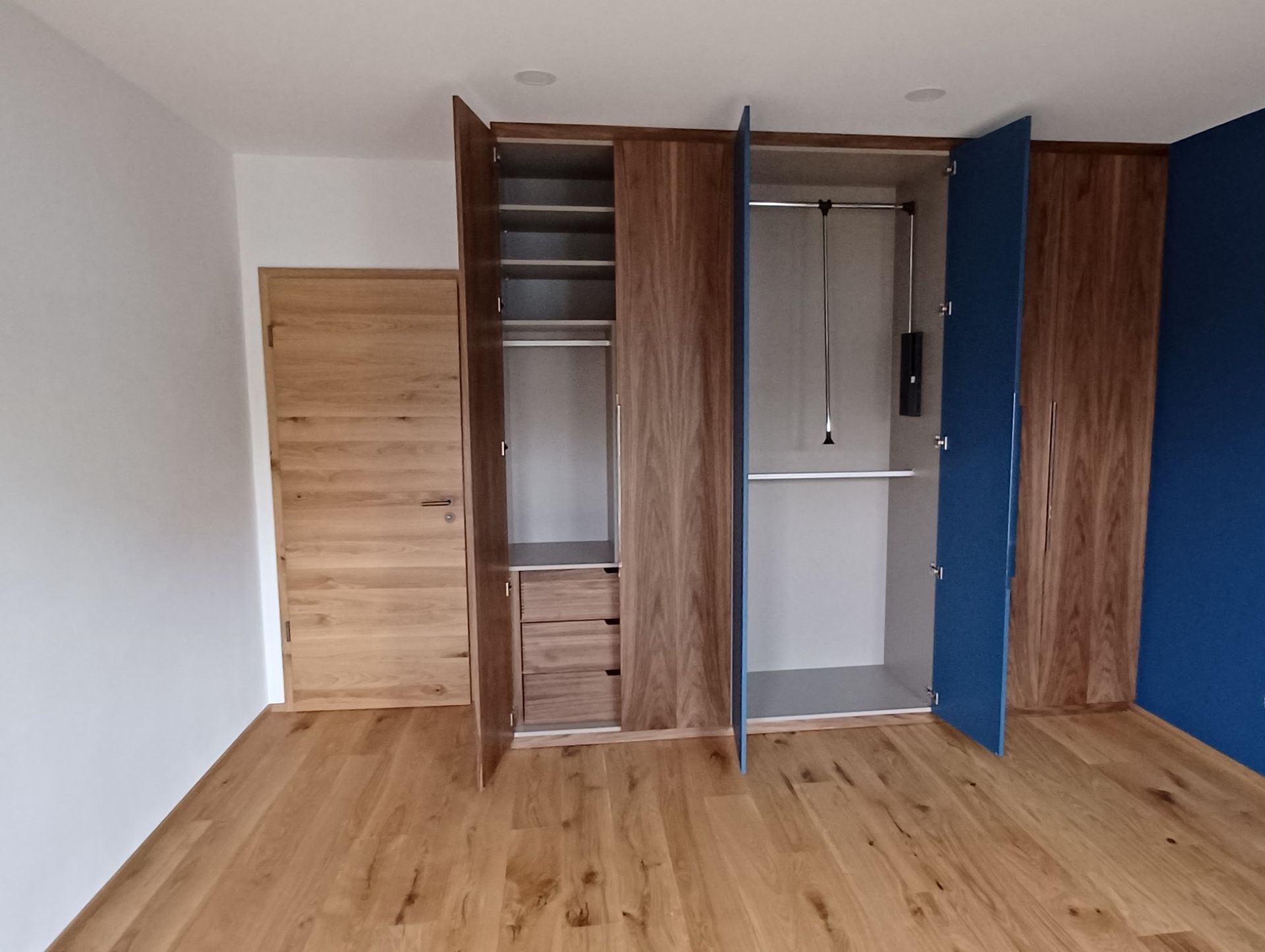 Bild Einbauschrank aus Holz