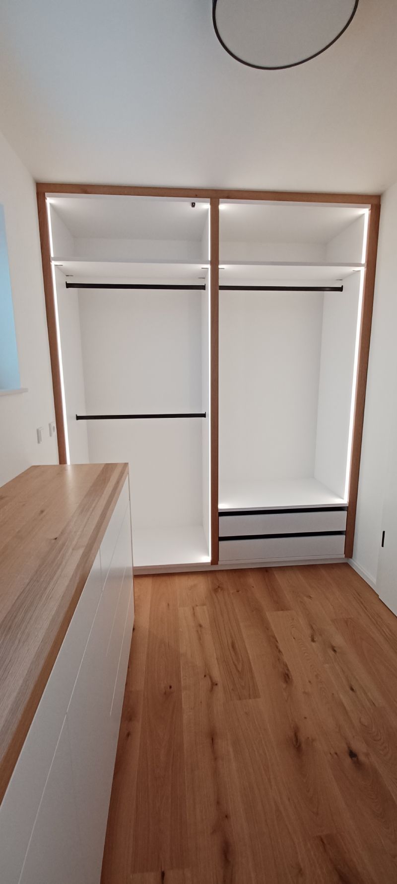 Bild von begehbarem Kleiderschrank