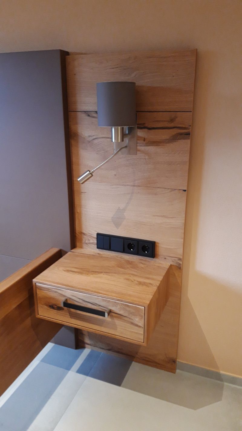 Bild Einbauschrank aus Holz