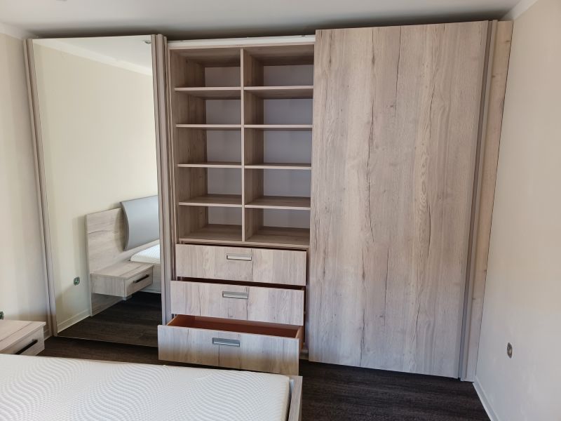 Bild Einbauschrank aus Holz