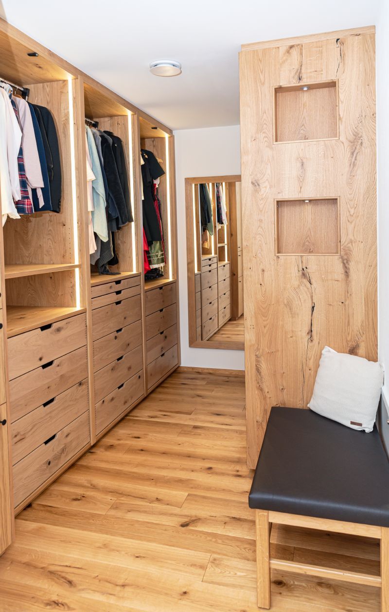 Bild von begehbarem Kleiderschrank