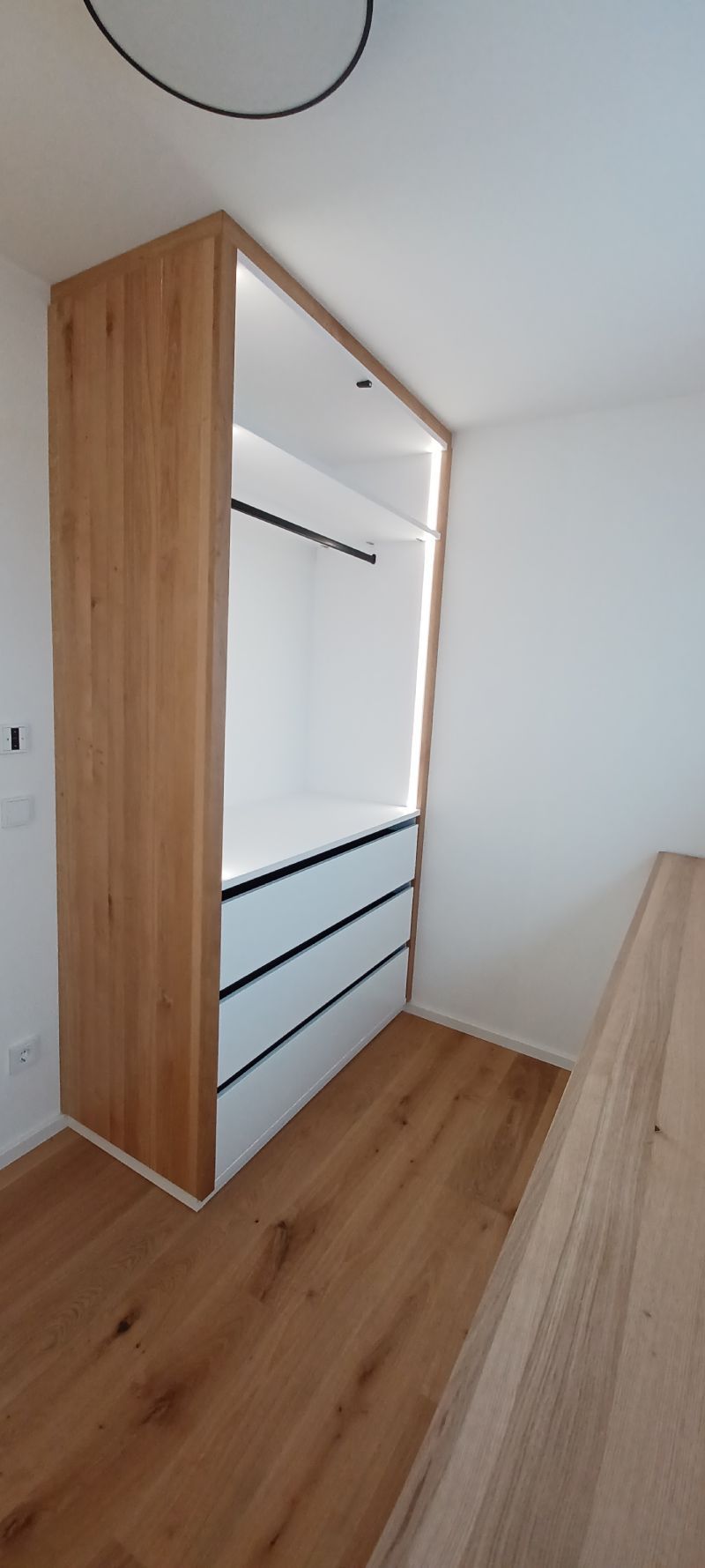 Bild von begehbarem Kleiderschrank