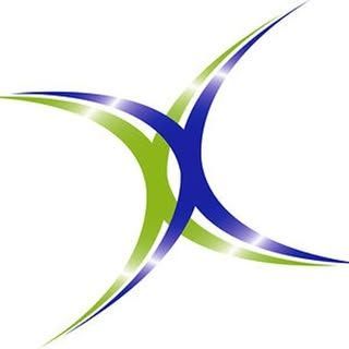 Un logotipo estilizado que presenta dos formas curvas que se cruzan en verde lima y azul real, formando una X abstracta.