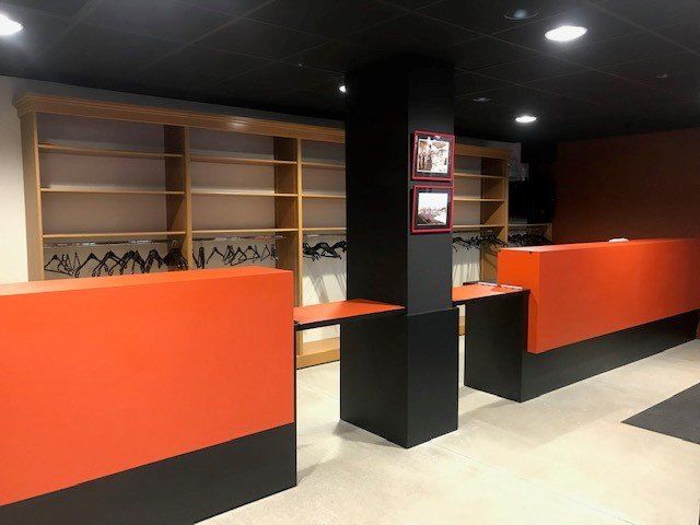 Agencement banque d'accueil en bois