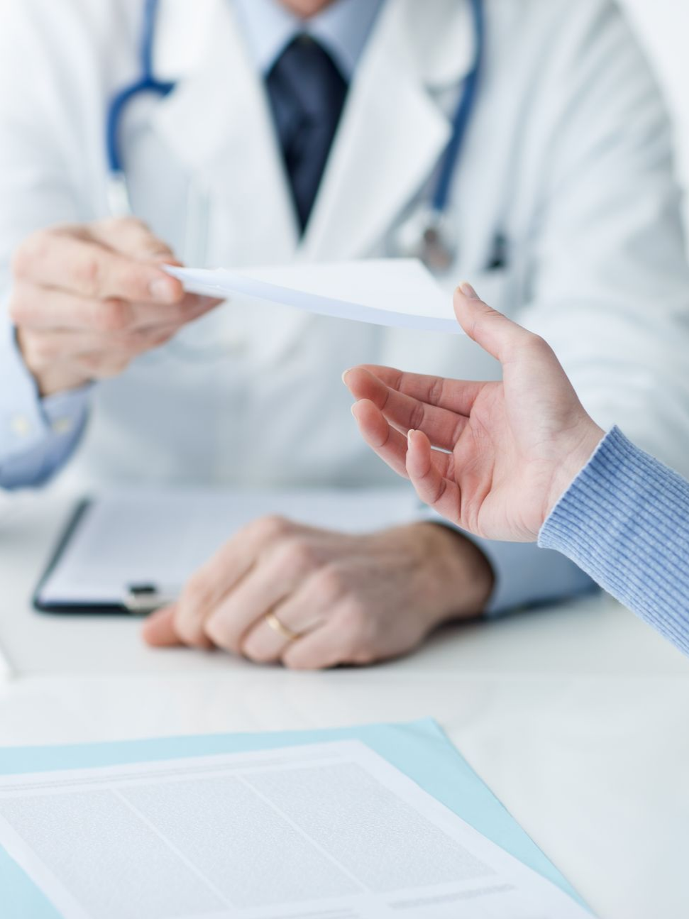 Médecin tendant une ordonnance à une patiente