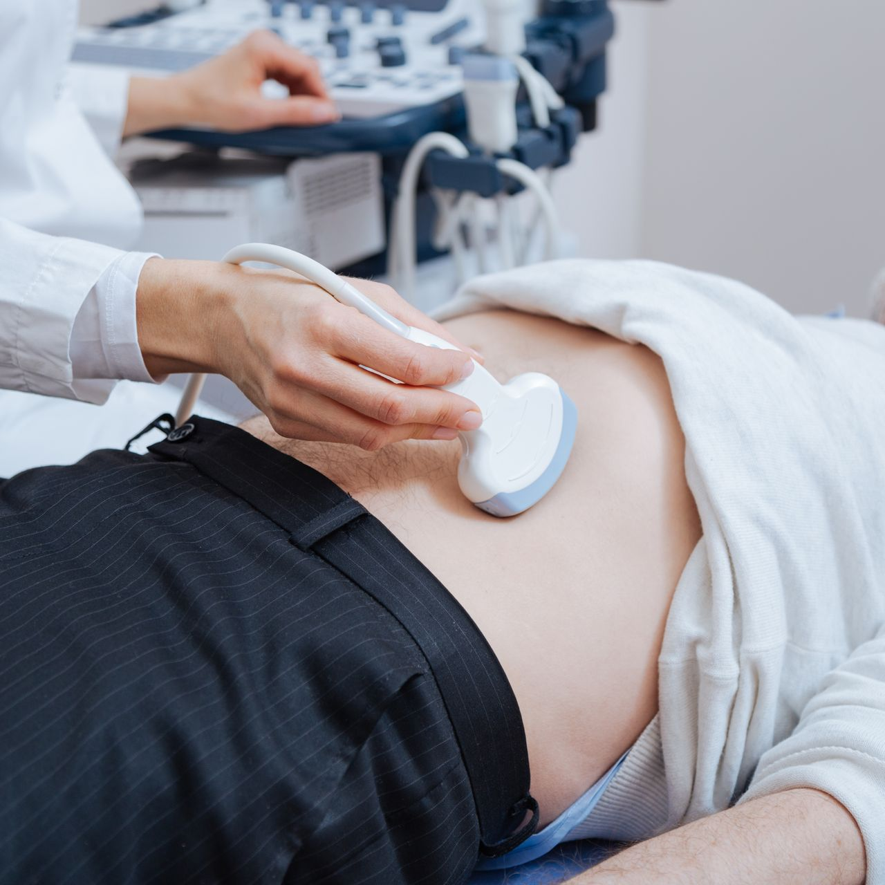 Patient allongé avec une sonde sur le ventre