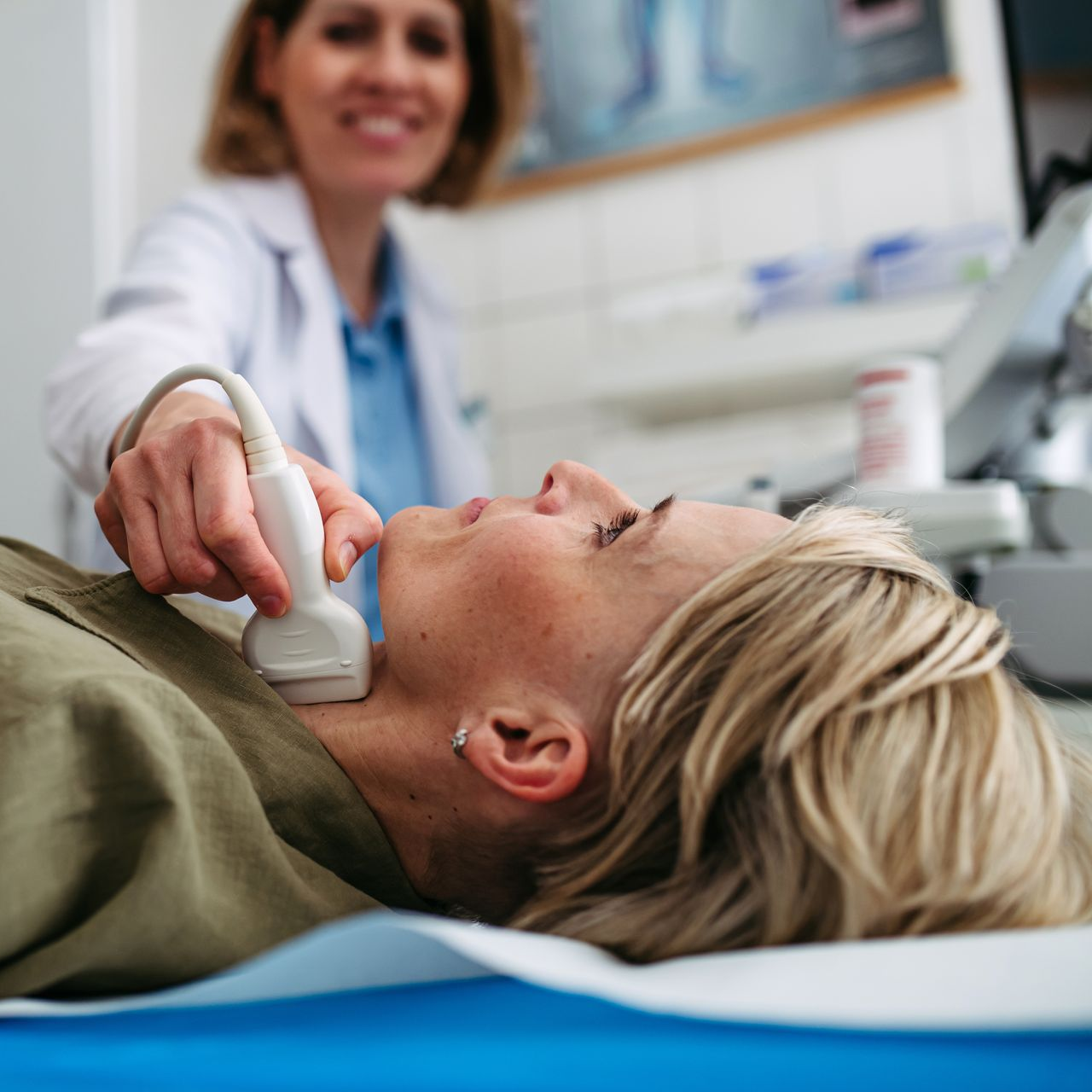 Femme allongée avec une sonde sur le cou