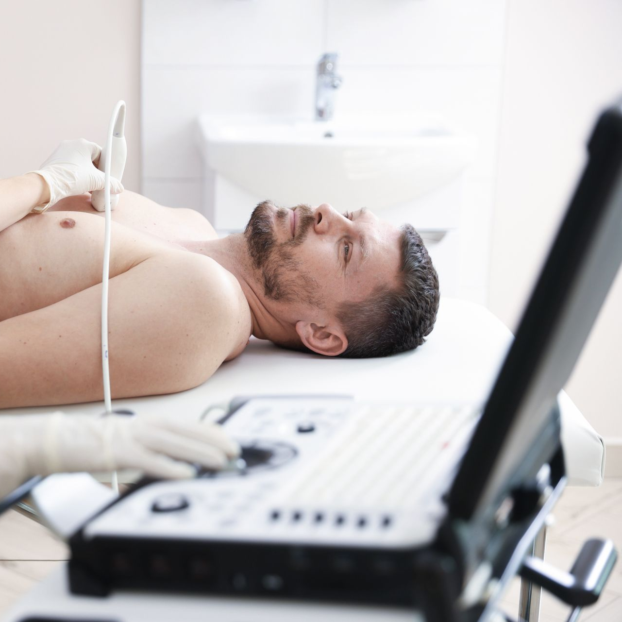 Patient allongé avec une sonde sur le torse