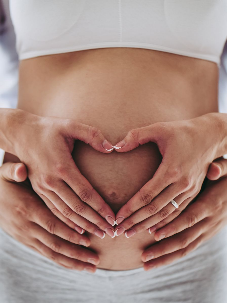 Femme enceinte avec des mains sur son ventre