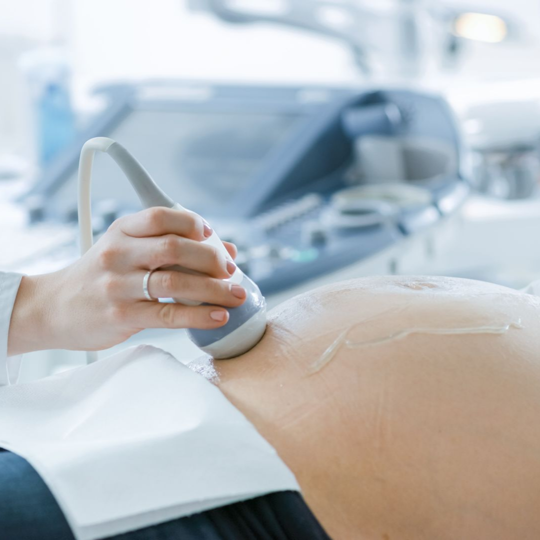 Sonde sur le ventre d'une femme enceinte