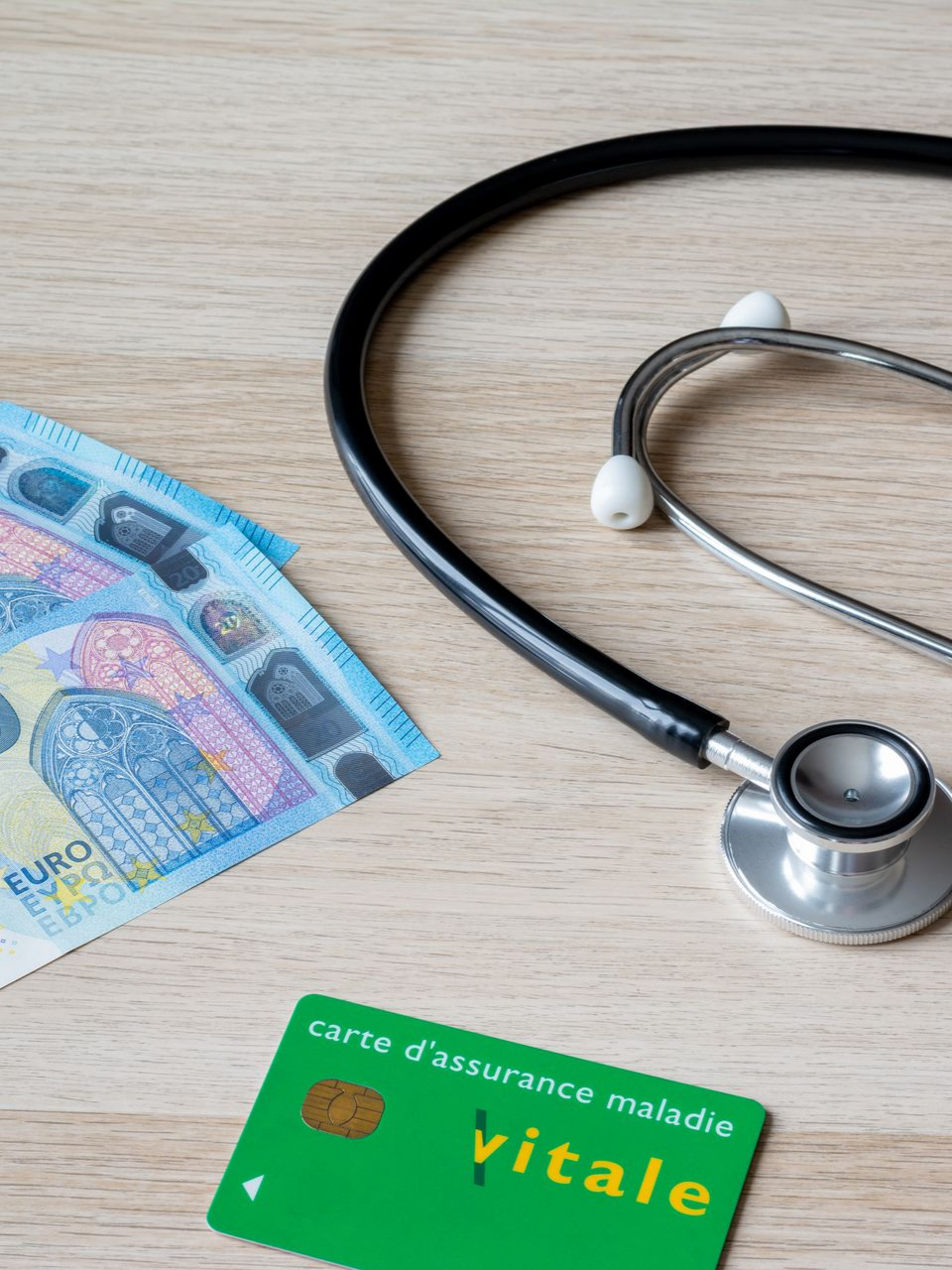 Billets, stéthoscope et carte Vitale