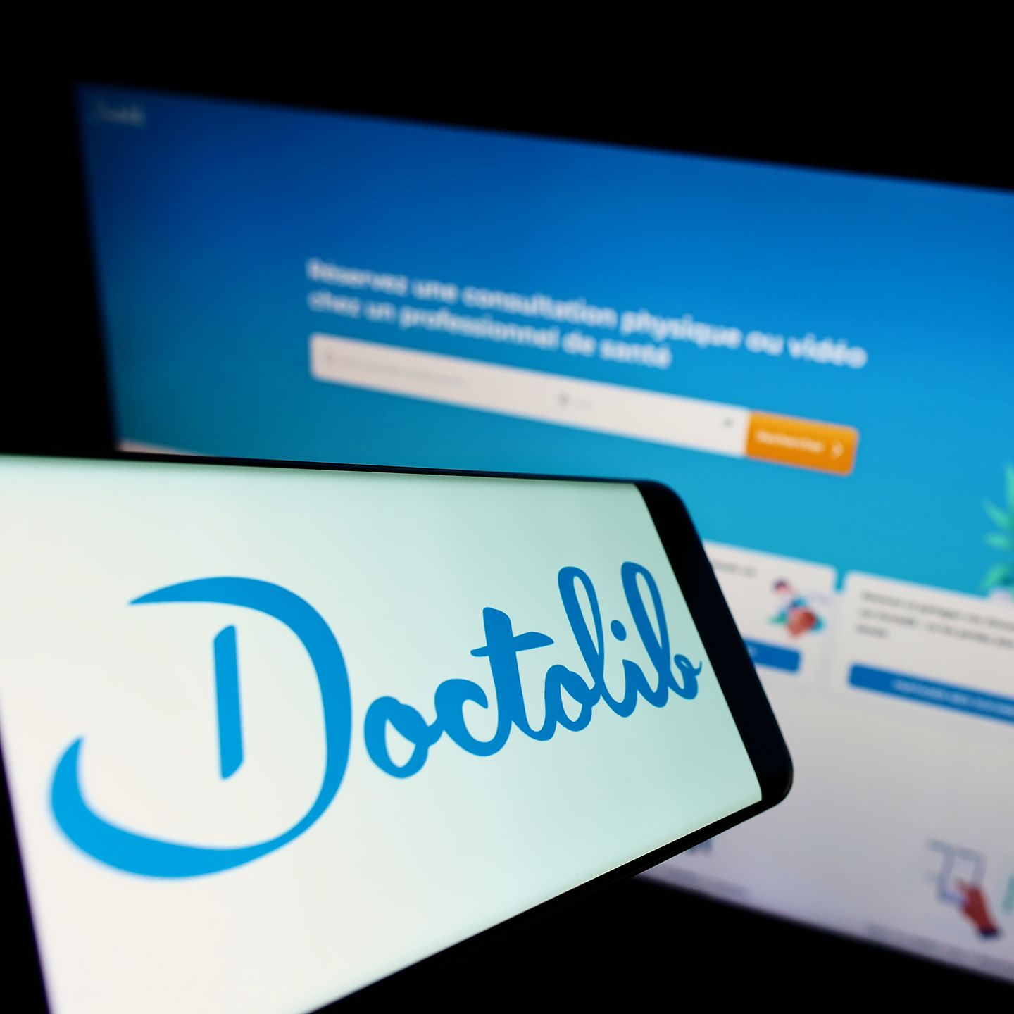 Interface de Doctolib sur ordinateur et smartphone