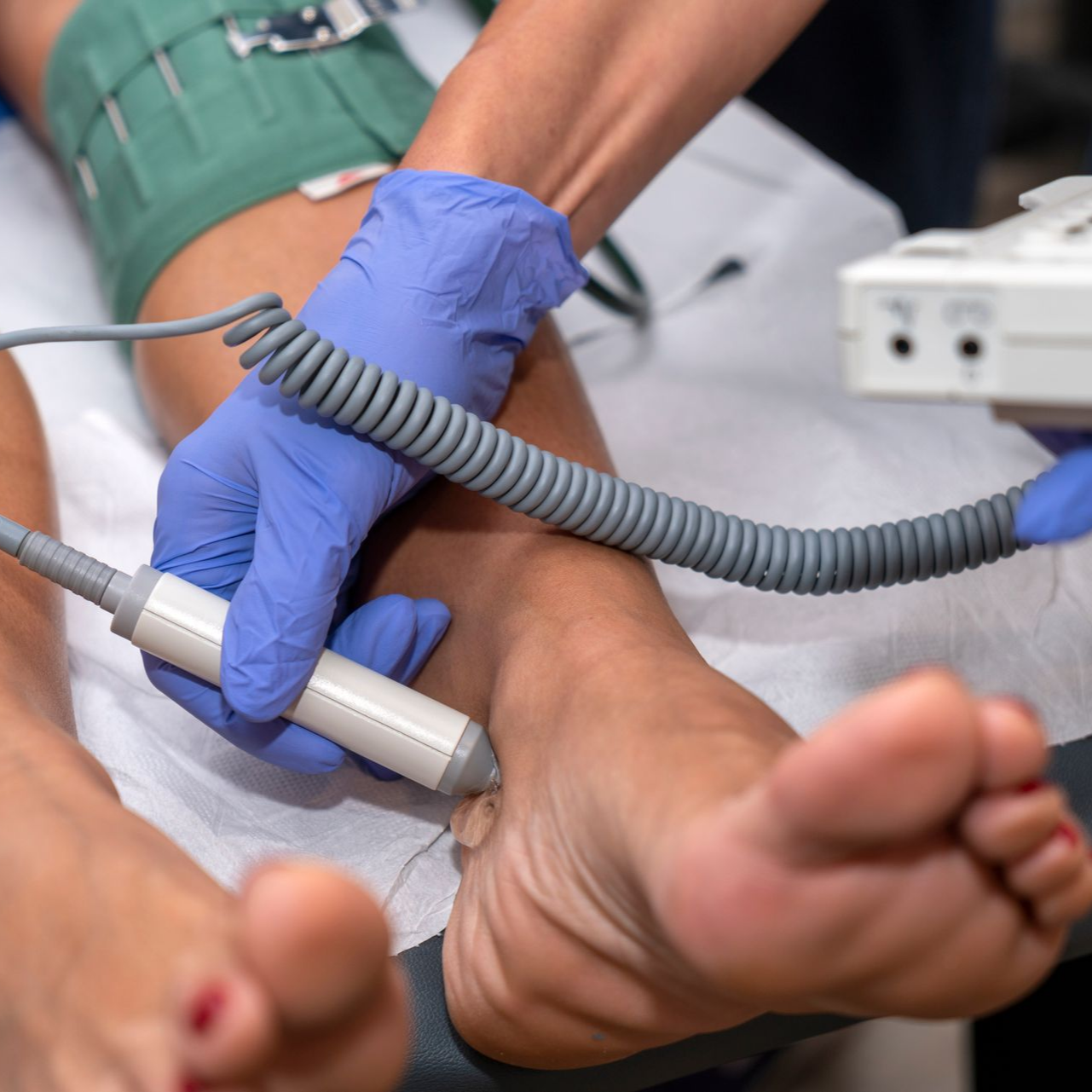 Médecin analysant la pression sanguine au niveau d'une cheville