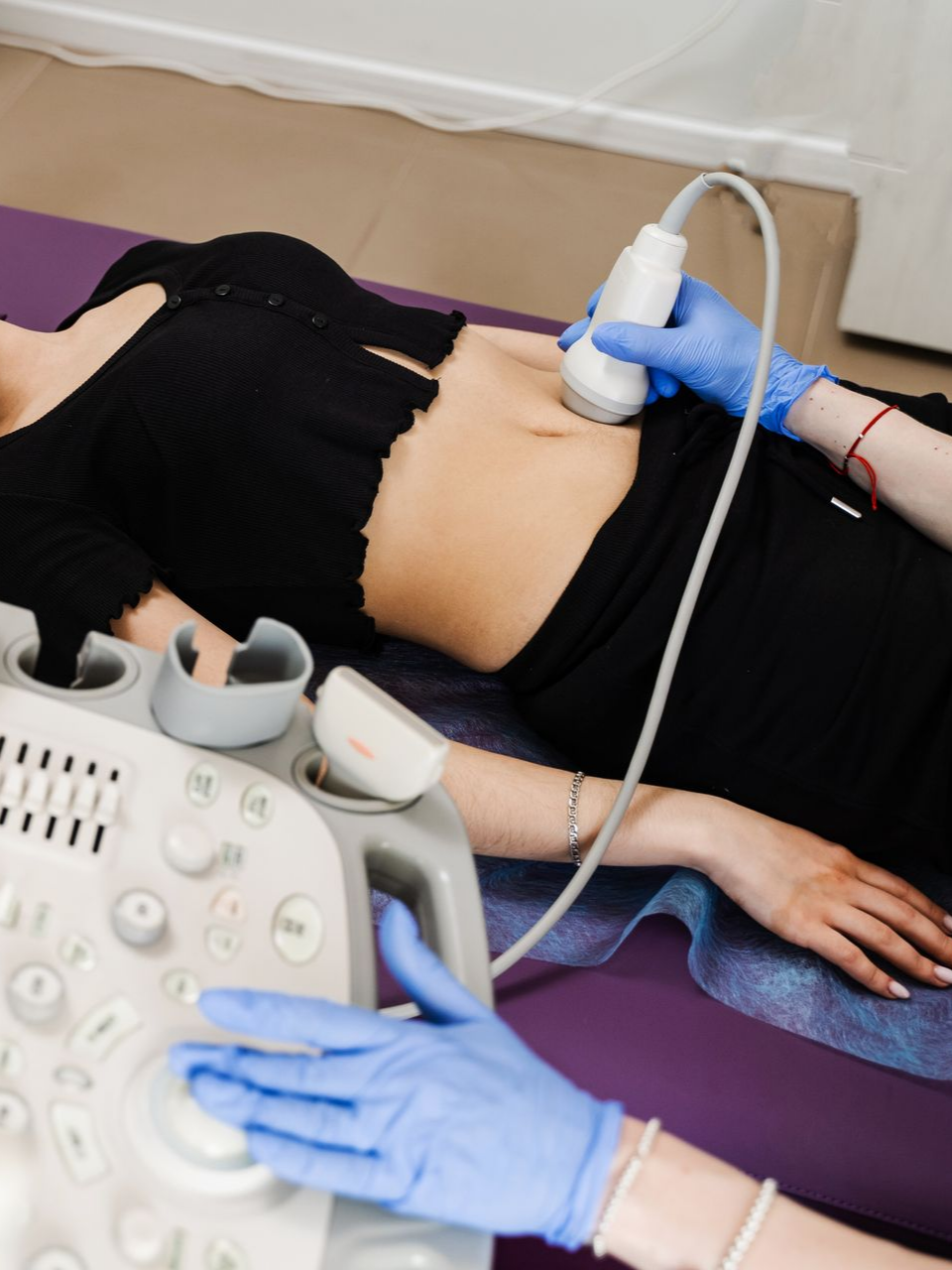 Femme allongée pendant une échographie hépatique