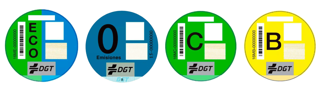 Cuatro etiquetas circulares españolas de emisiones para vehículos (ECO, 0, C y B)