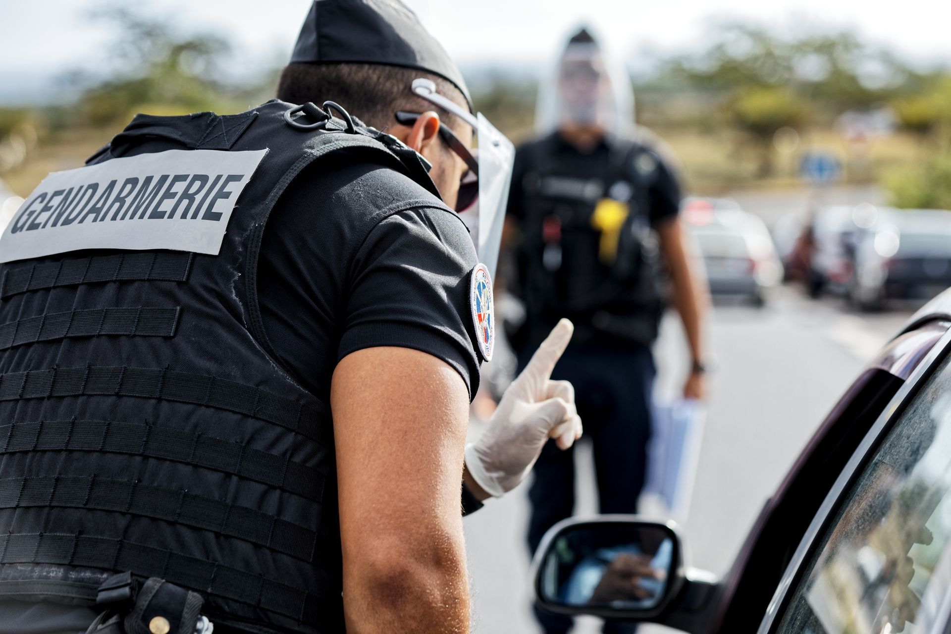 Droit routier : échange avec les gendarmes sur une route