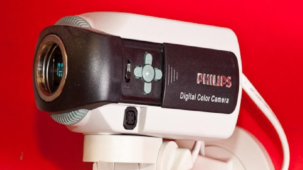 Caméra de vidéosurveillance sur un fond rouge.