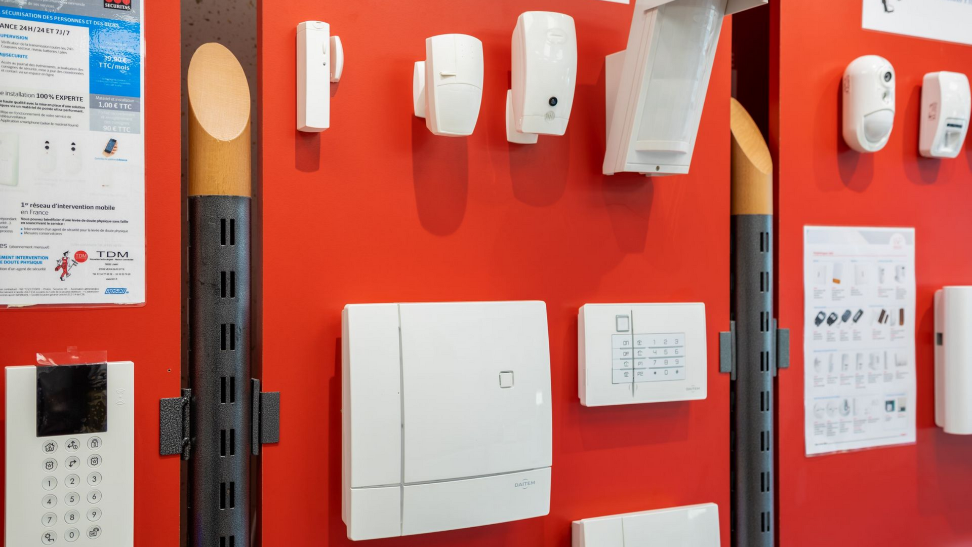 Panneau mural rouge présentant des composants blancs d'un système de sécurité.