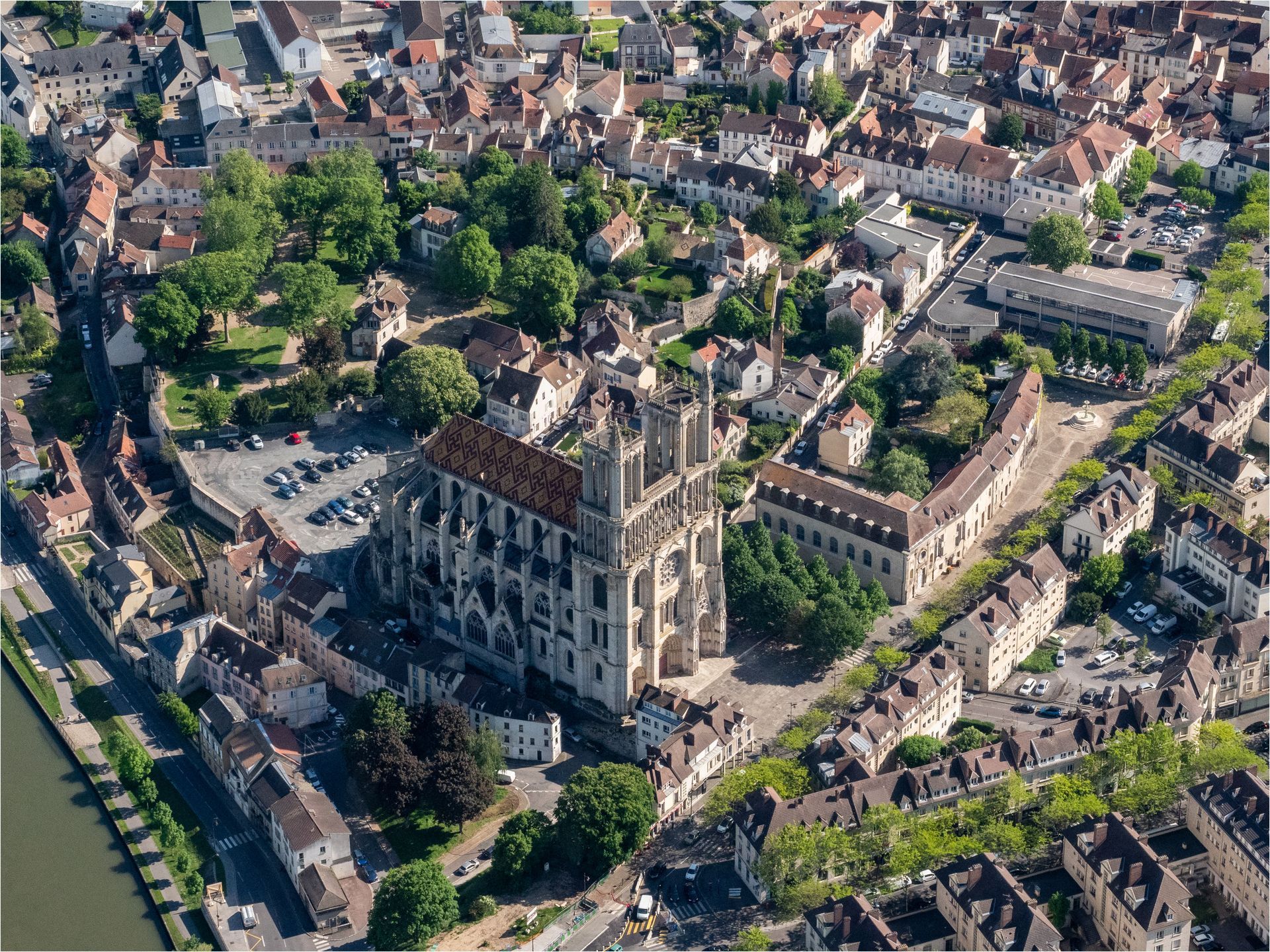 Vers la page Mantes-la-Jolie.