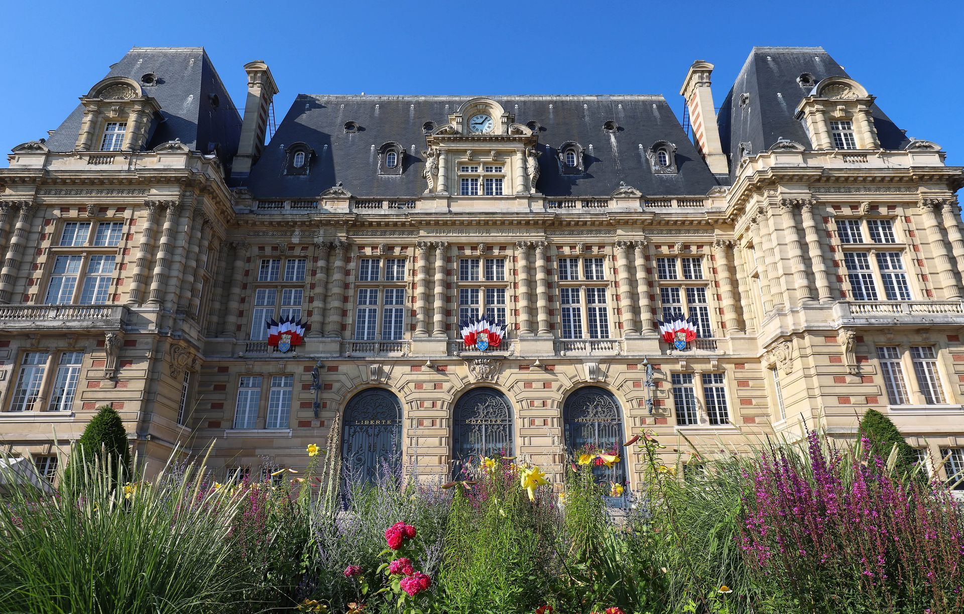 Vers la page Versailles.