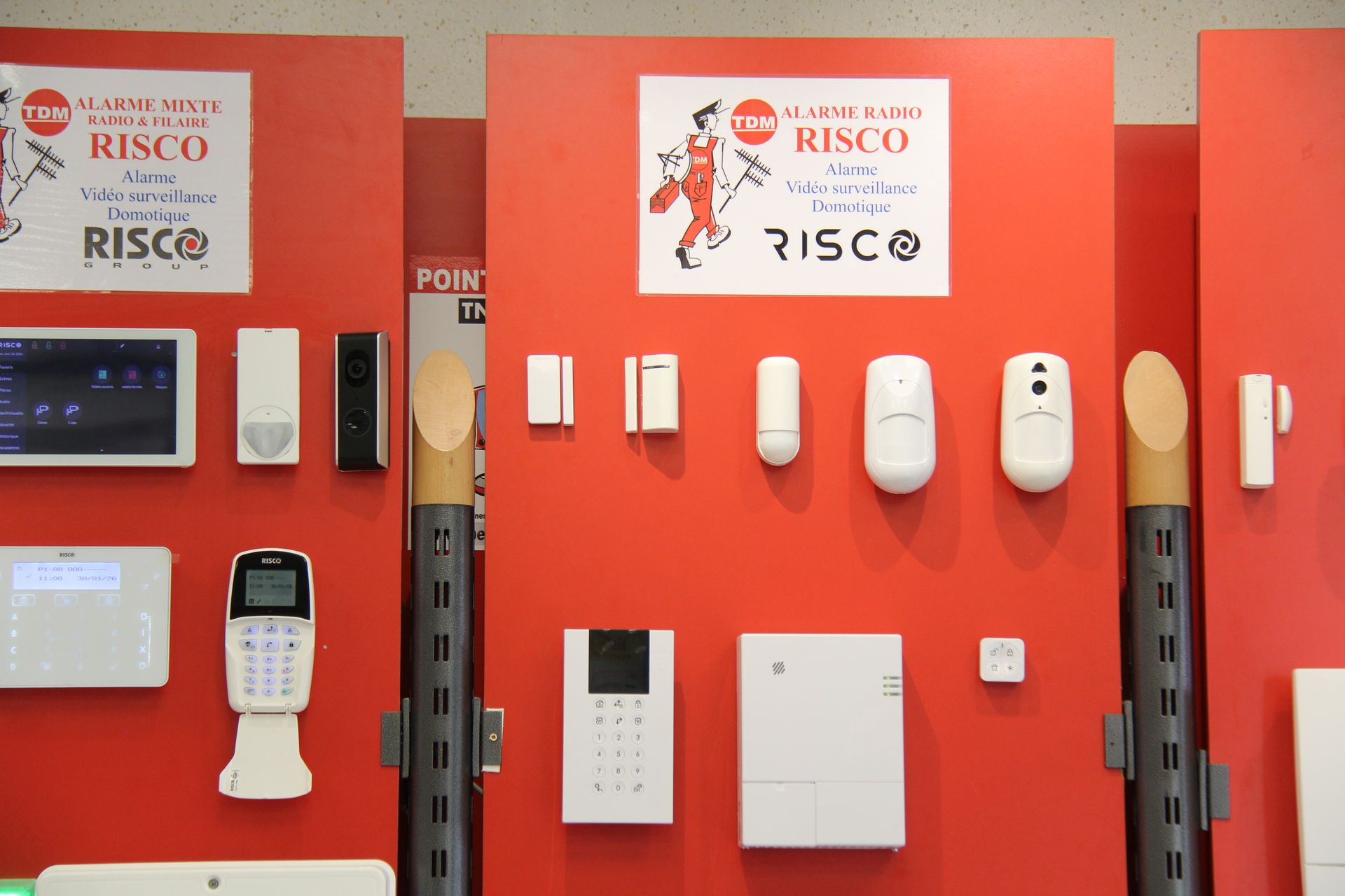 Panneau mural rouge présentant des composants blancs d'un système de sécurité.