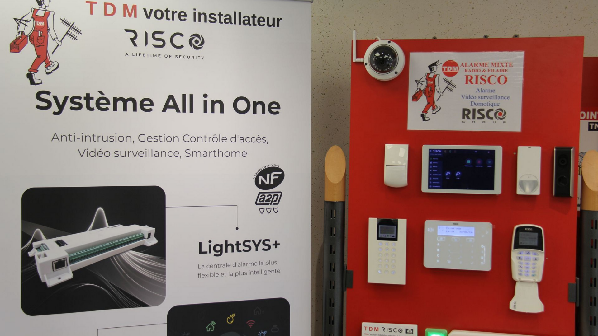 Panneau mural rouge présentant des composants blancs d'un système de sécurité.