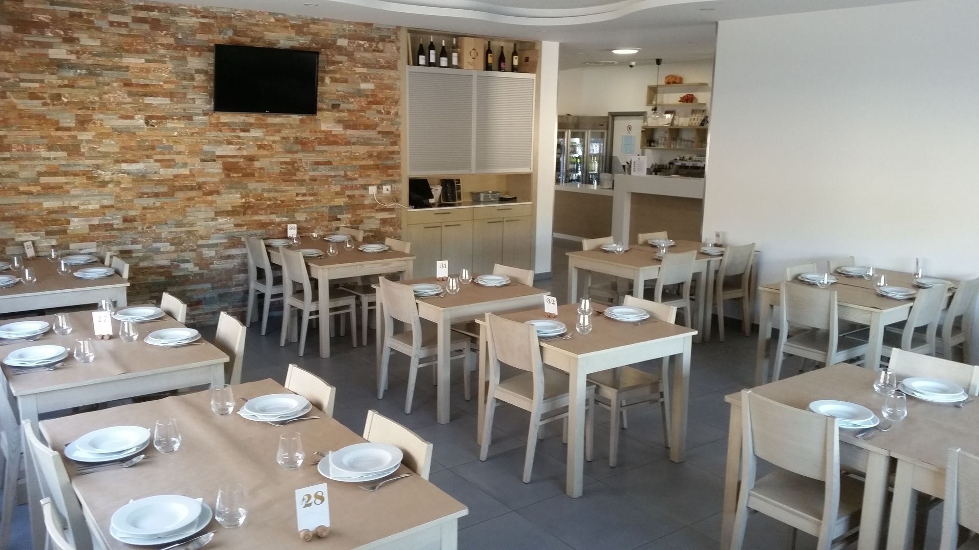 Um grande edifício com uma pérgola de madeira e um telhado de vidro.