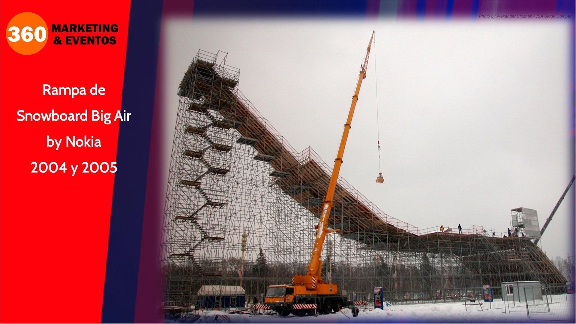 Una gran rampa de snowboard Big Air de madera en construcción con una grúa, patrocinada por Nokia.