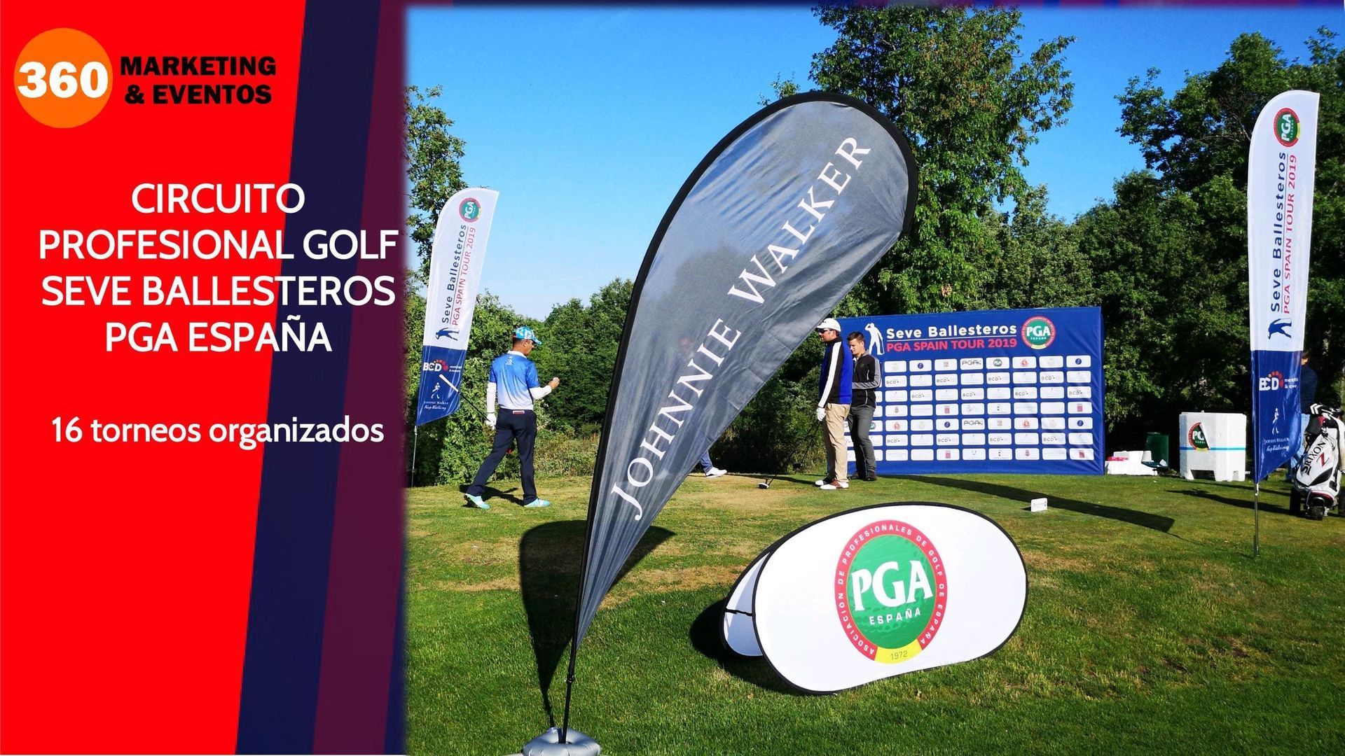 Torneo de golf con banderas, jugadores y marcador. Bandera de Johnnie Walker visible. Logotipo de PGA España visible.