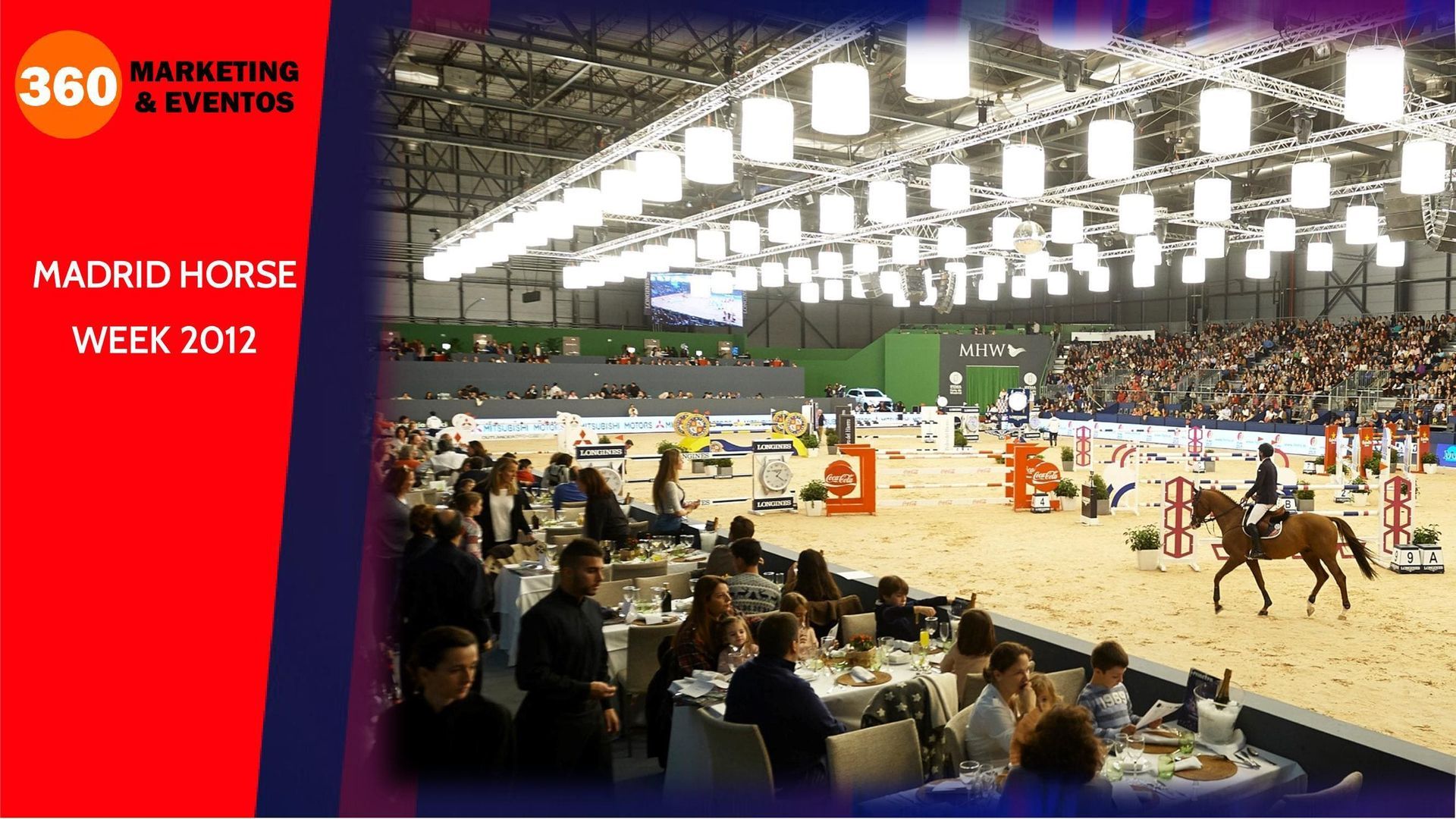 Madrid Horse Week 2012: Evento hípico dentro de una gran pista con espectadores, jinetes y caballos saltando obstáculos.