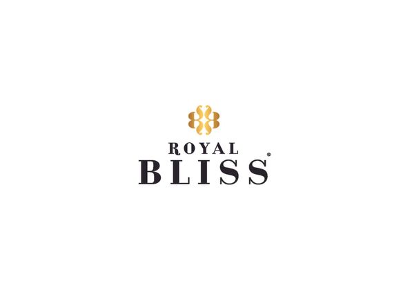 Un logotipo floral dorado y simétrico centrado sobre el texto "ROYAL BLISS" en una fuente serif negra y en negrita.
