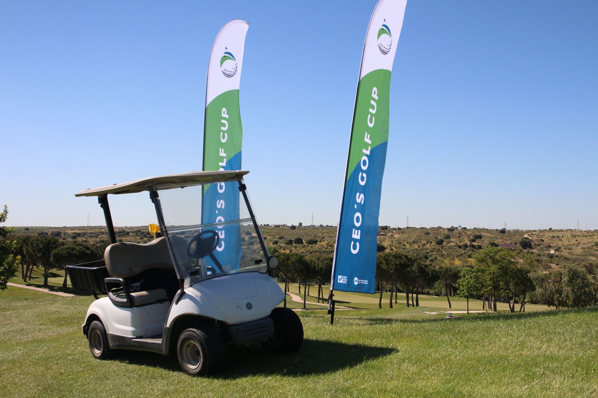 Expositores naranjas con calderas Ferroli blancas, delante de un edificio naranja.