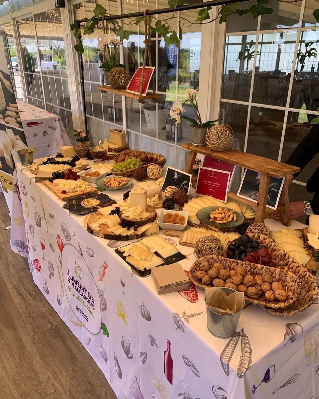 Exhibición de evento deportivo en color rojo y naranja con trofeo, imágenes de jugadores de fútbol, césped y el logotipo de Estrella.