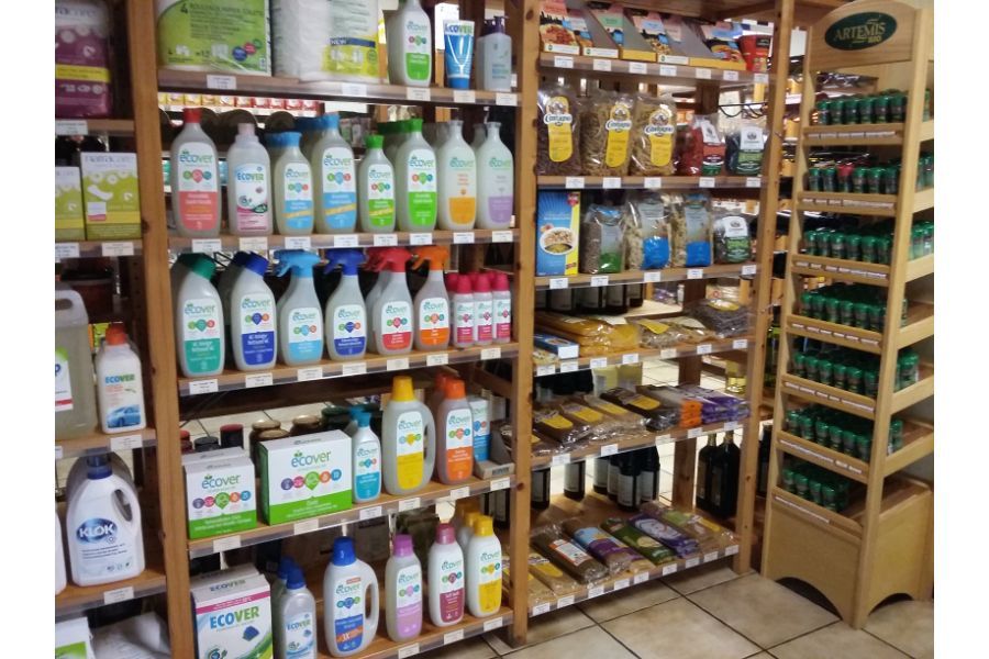 Schappen met producten van Ecover
