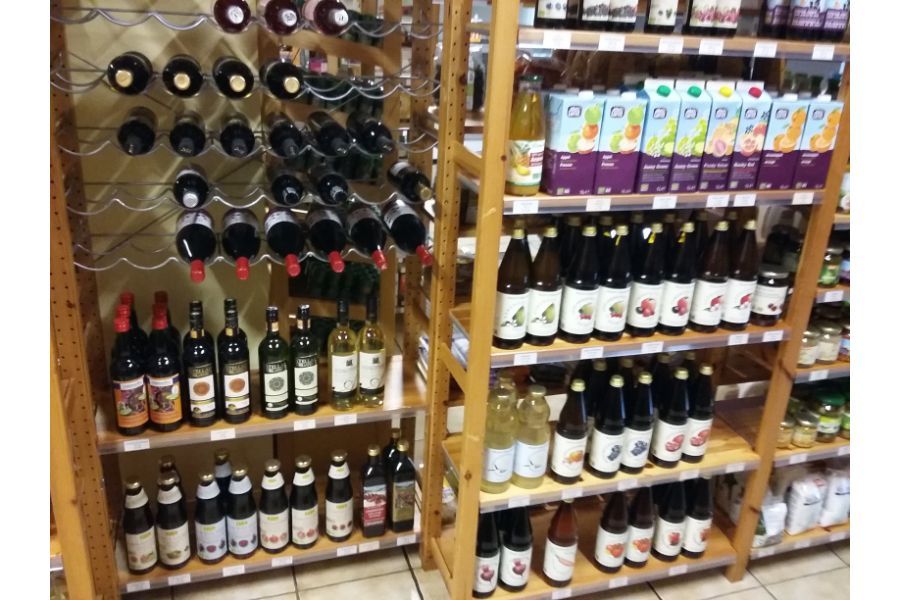 Schappen met wijn en sappen