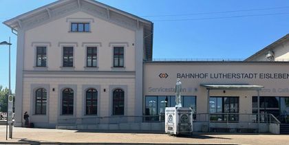 Bahnhof lutherstadt eisleben is written on the side of a building