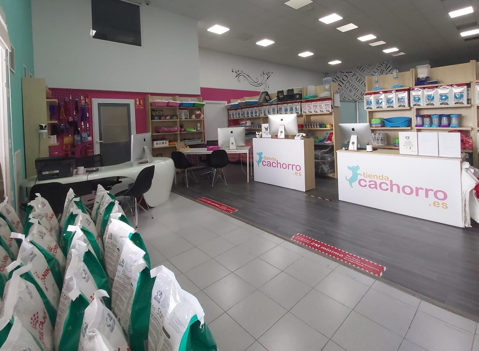 Una tienda con un cartel que dice cachorro
