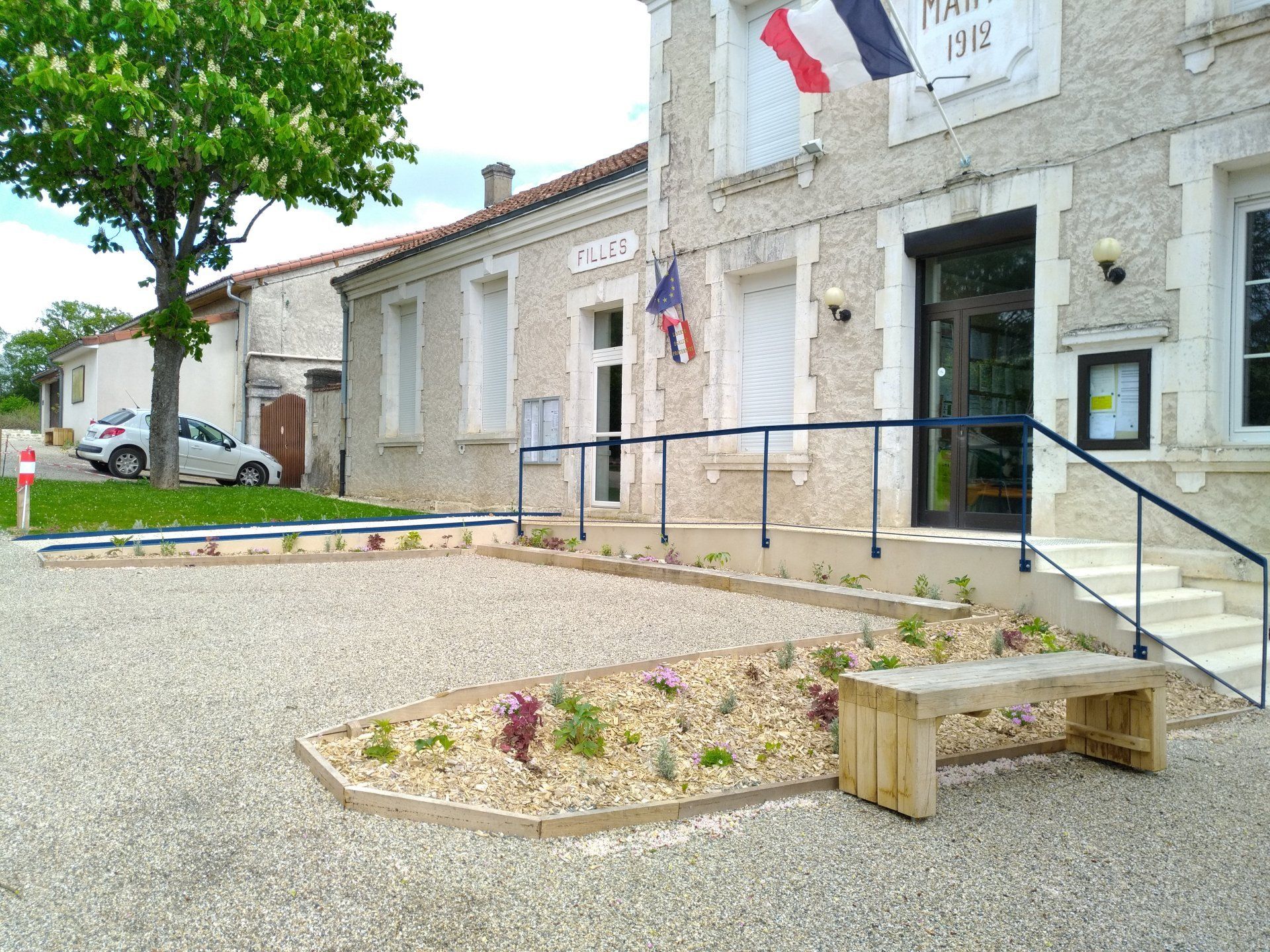 Création d'une allée devant la Mairie